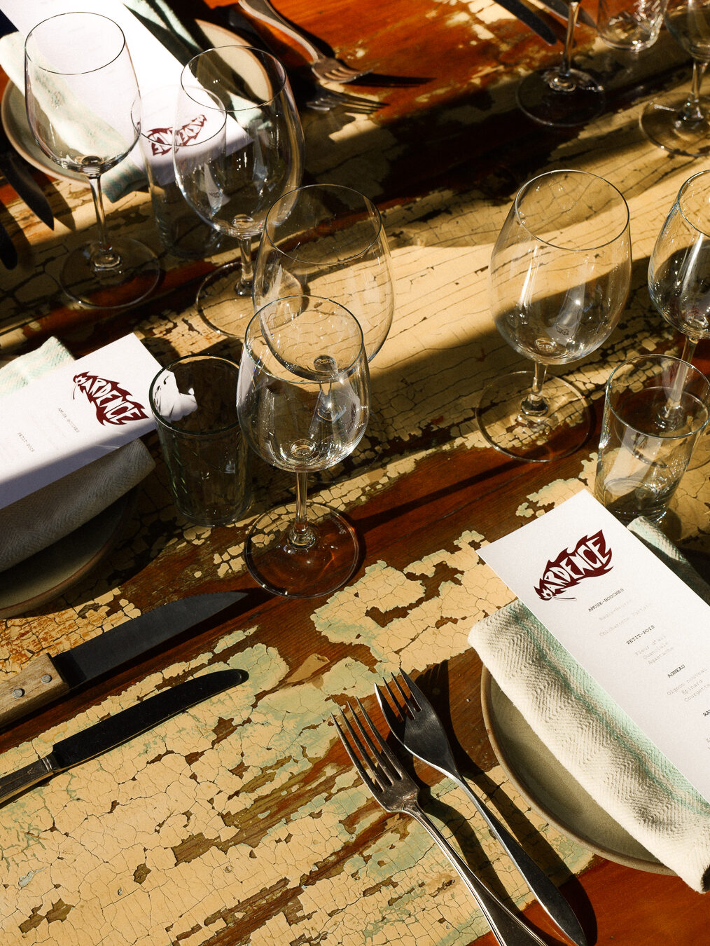 Détail de la table dressée Ardence